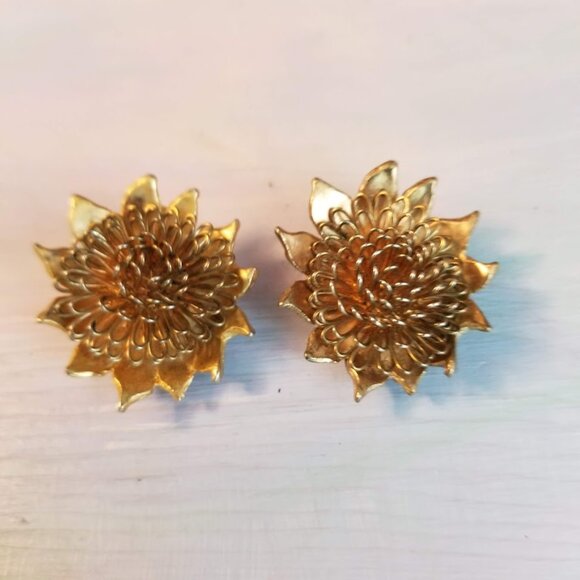 Vintage Brushed Gold tone Sun Flower 3D Wish Hippie Clip On Earrings MCM Artsy - Picture 3 of 7